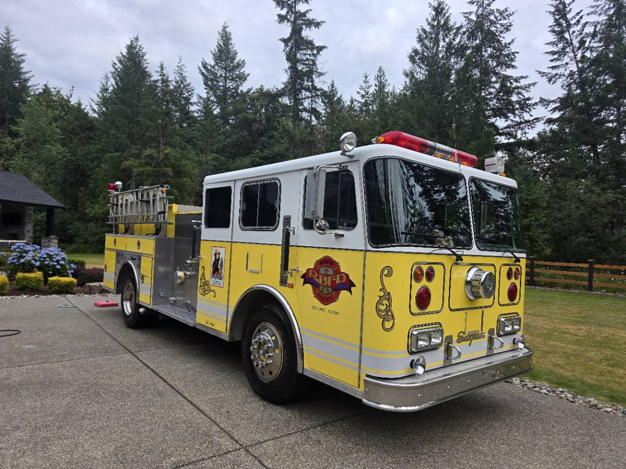Front three-quarter view of the yellow and white 1991 Seagrave fire engine